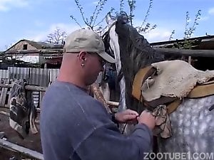 Big-bottomed MILF zoofile sucks a horse dick at the farm