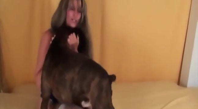 Gorgeous girl makes love to dog in different positions / Zoo Tube 1
