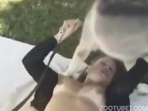elle  baise  dehors avec son chien